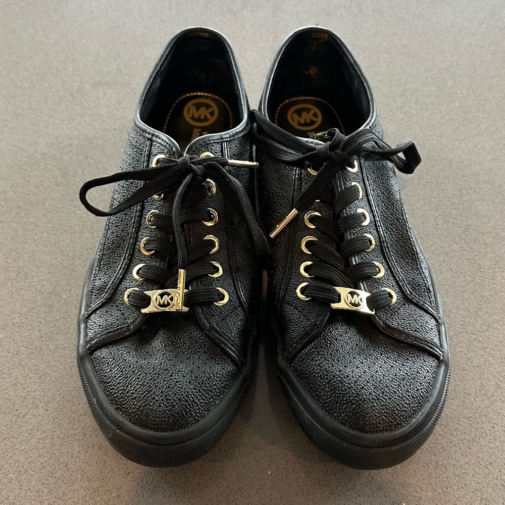 Like new! Michael Kors Signature Low Top Leather Sneakers